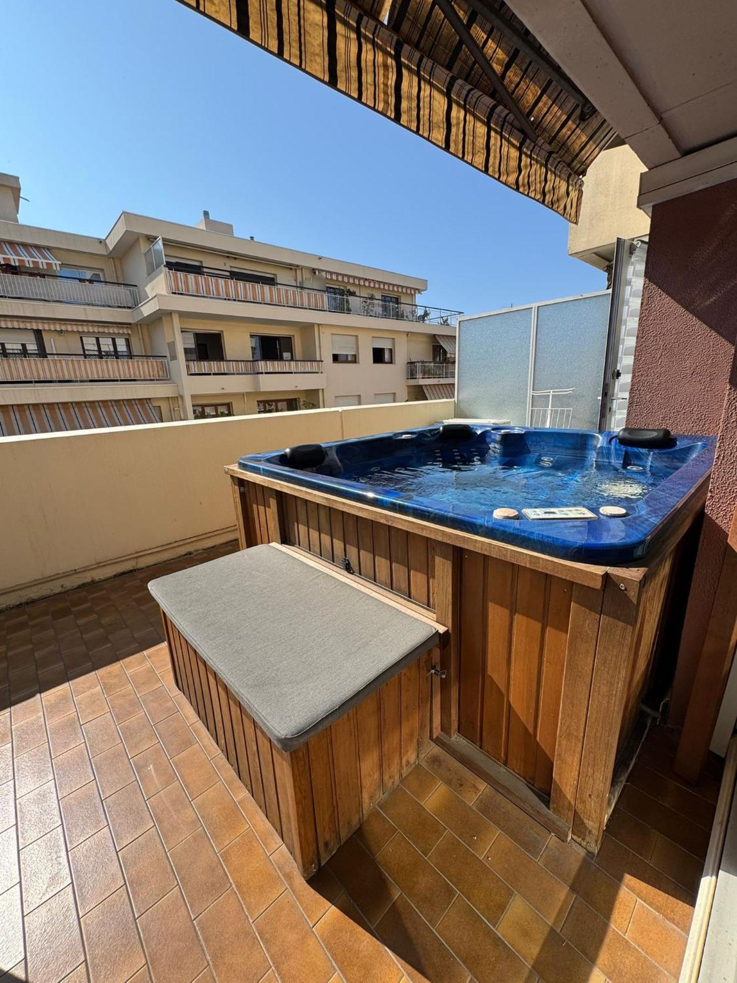 Apartment Siena - 6 Personnes Avec Terrasse Et Jacuzzi Plein Coeur Centre-ville Quartier Du Port De Nizza